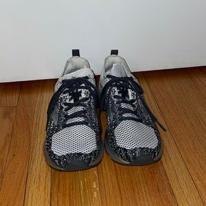 Black & white Brooks Levitate 3